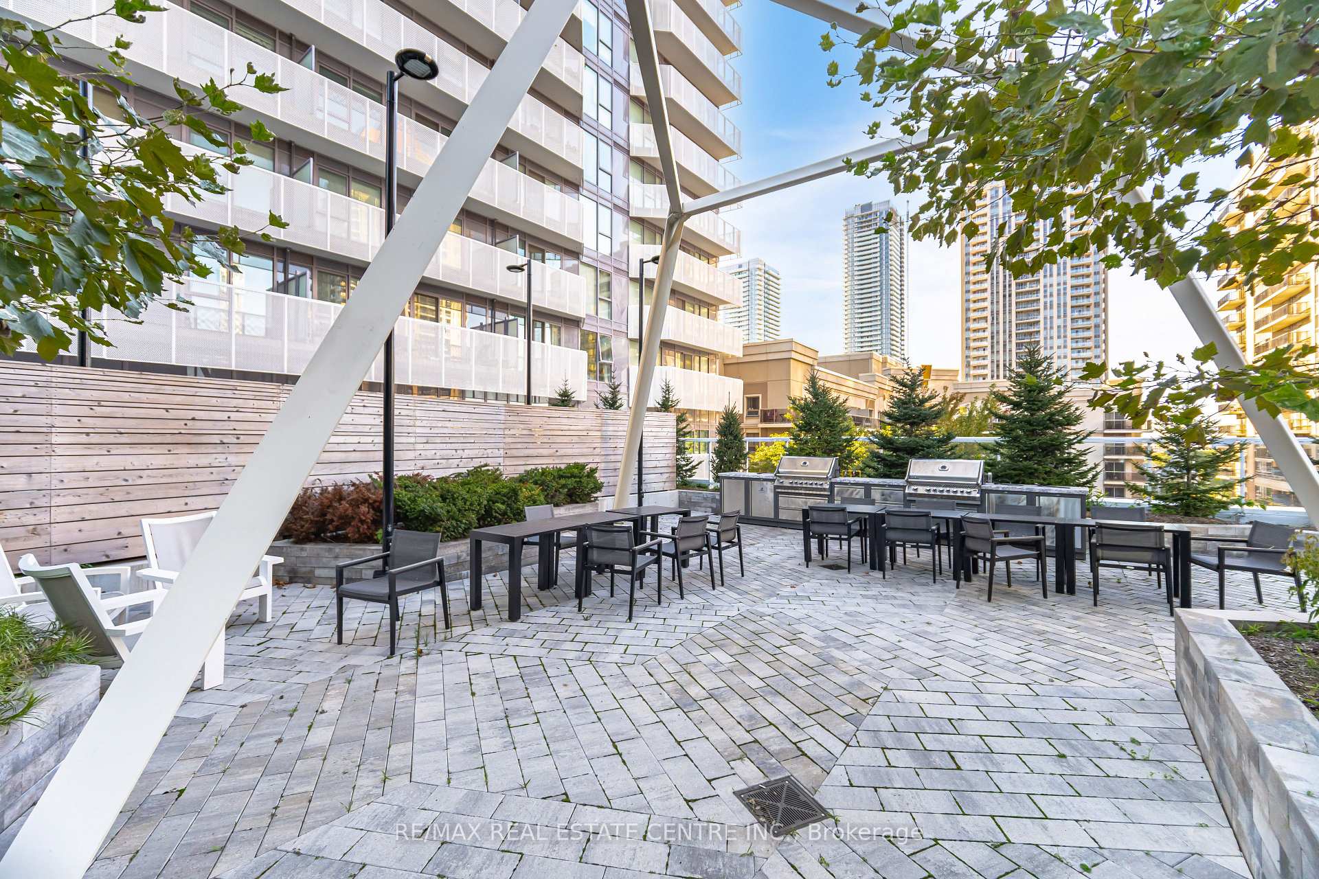 2 Bedrooms Condo at 4065 Confederation, Mississauga For sale