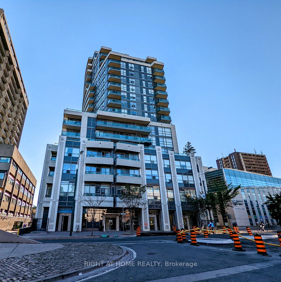 736 Spadina