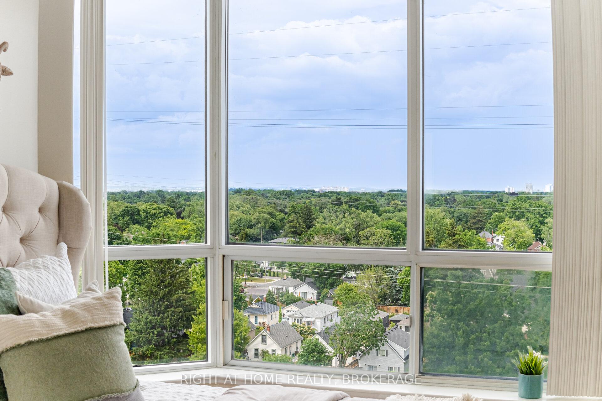 3 Bedrooms Condo at 1276 Maple Crossing, Burlington For sale