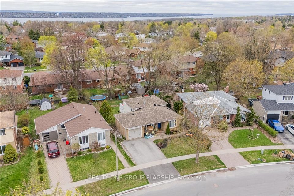52 Highcroft Road, Barrie, ON L4N 2X7