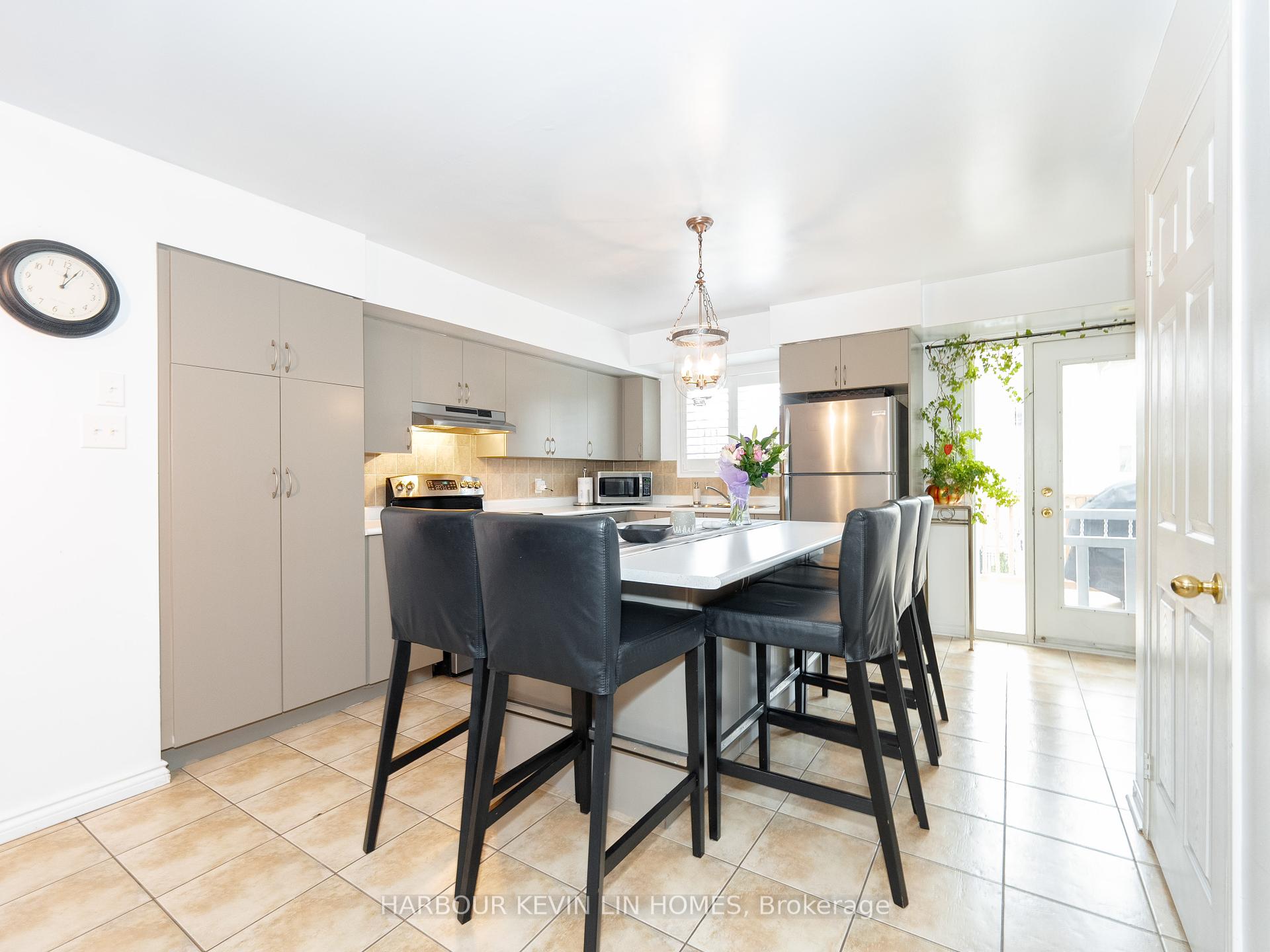 3 Bedrooms Condo at 4975 Southampton, Mississauga For sale