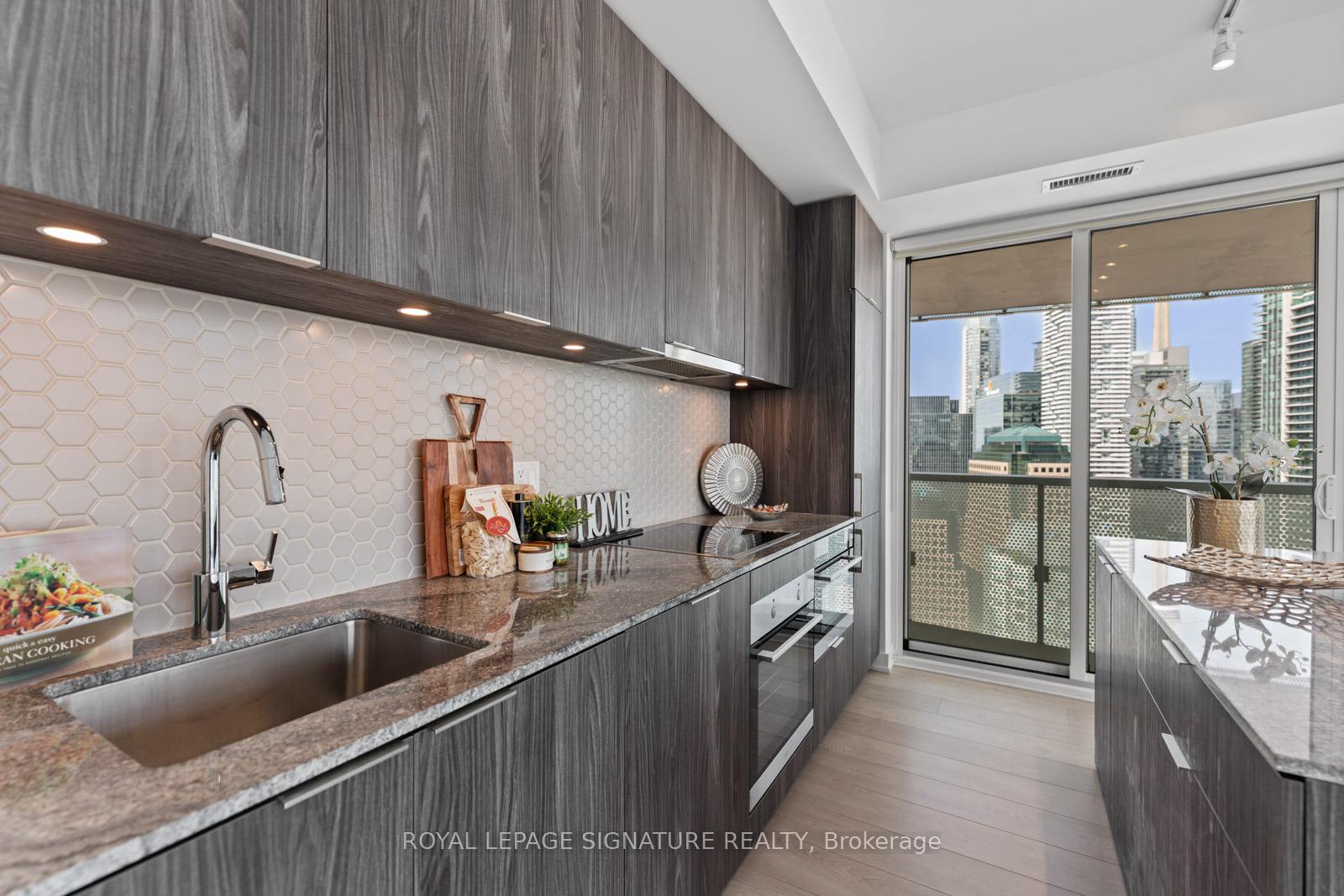 3 Bedrooms Condo at 15 Queens, Toronto For sale