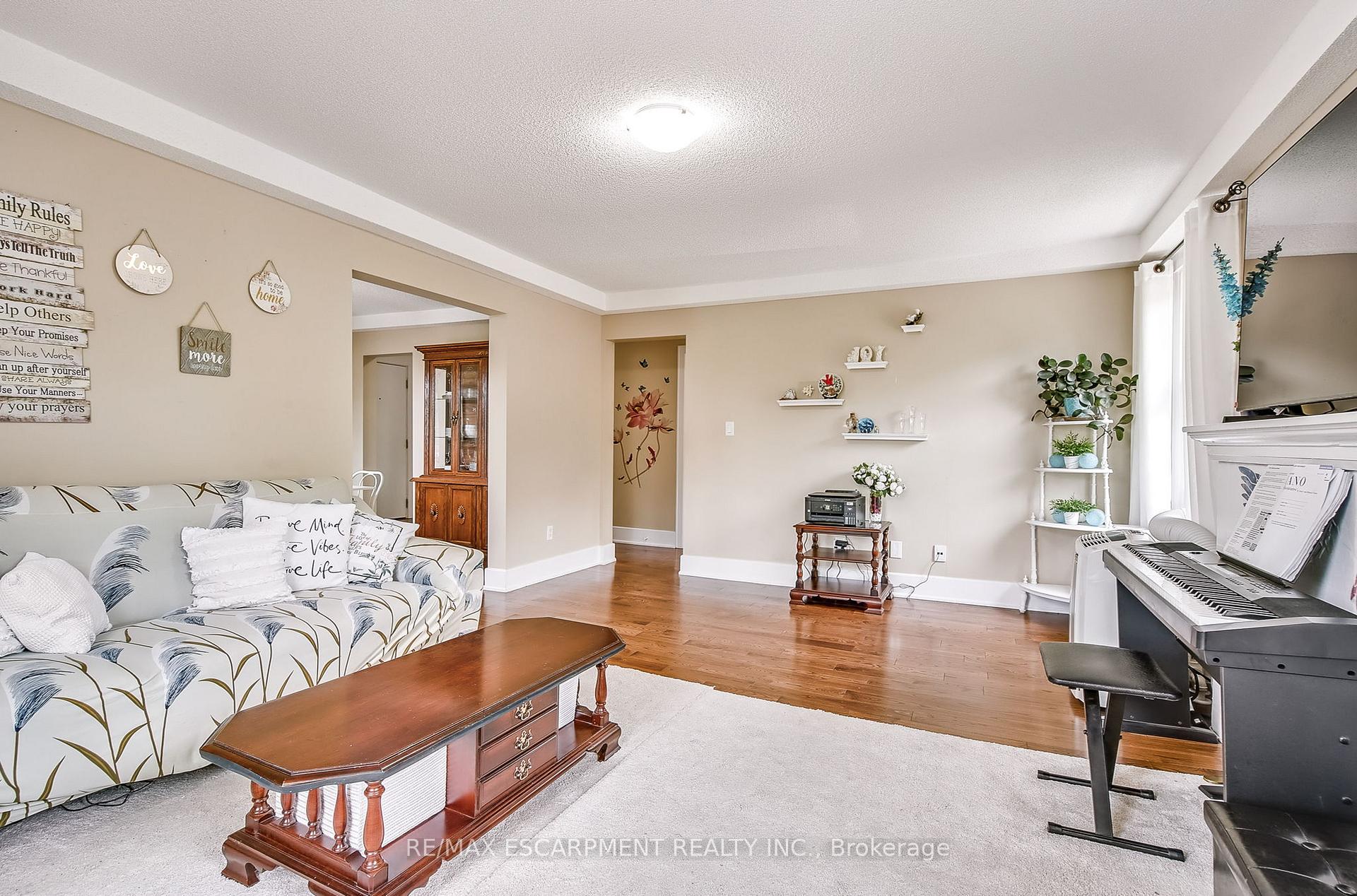 2 Bedrooms Condo at 25 Mountwood, Hamilton For sale