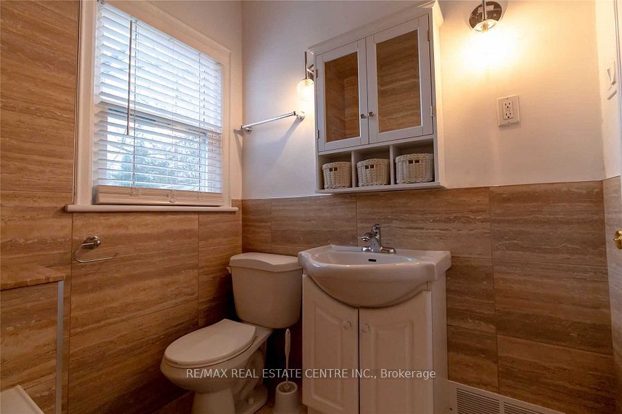27 Hollywood Street N