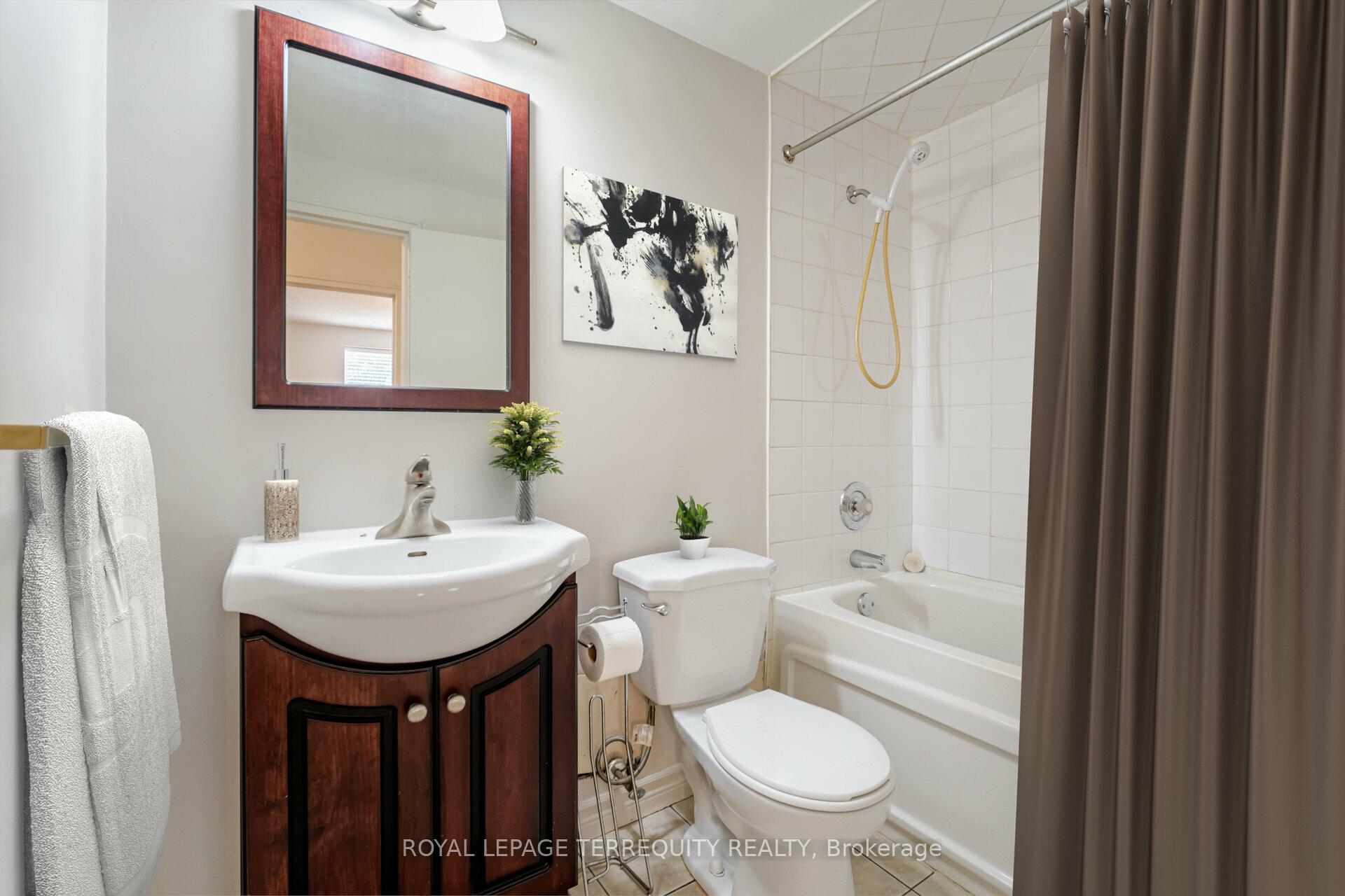 2 Bedrooms Condo at 81 Charlton, Hamilton For sale