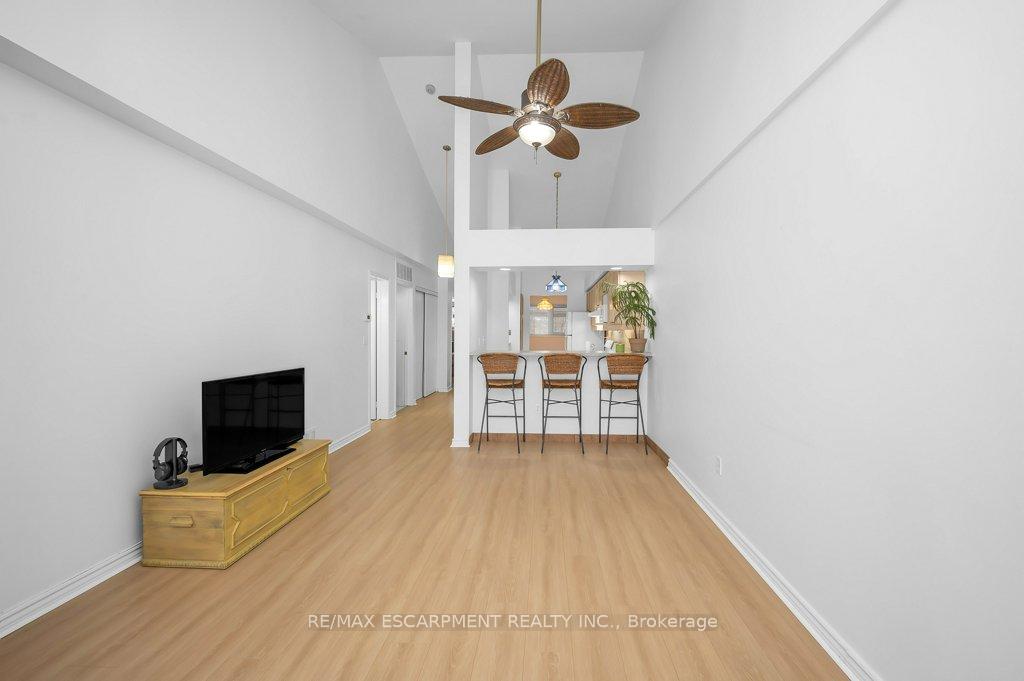 3 Bedrooms Condo at 101 Bristol, Mississauga For sale