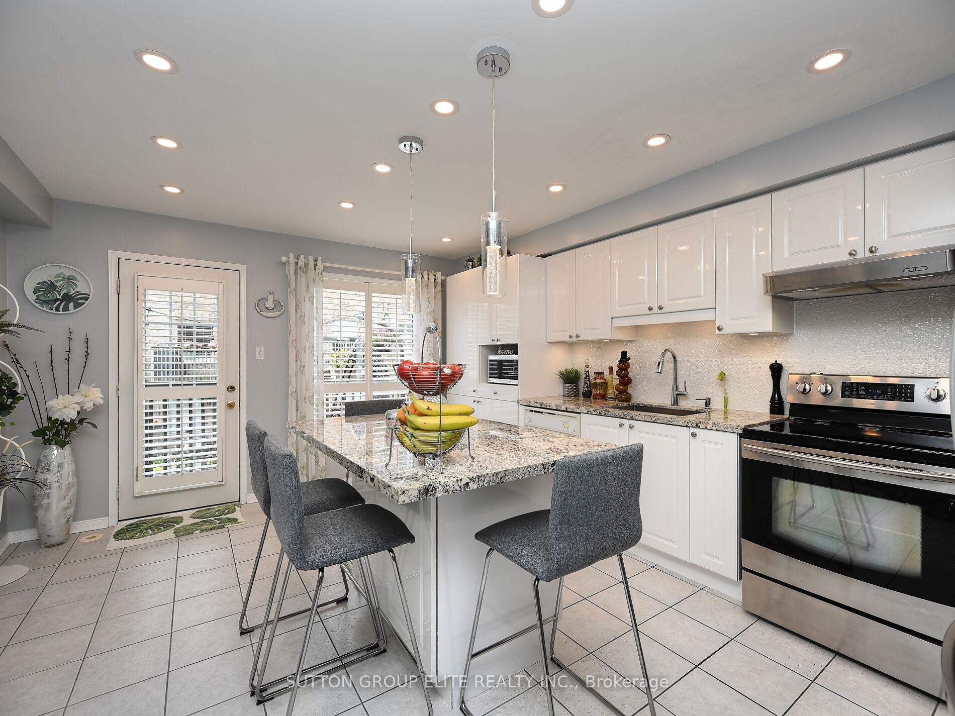 3 Bedrooms Condo at 601 Shoreline, Mississauga For sale