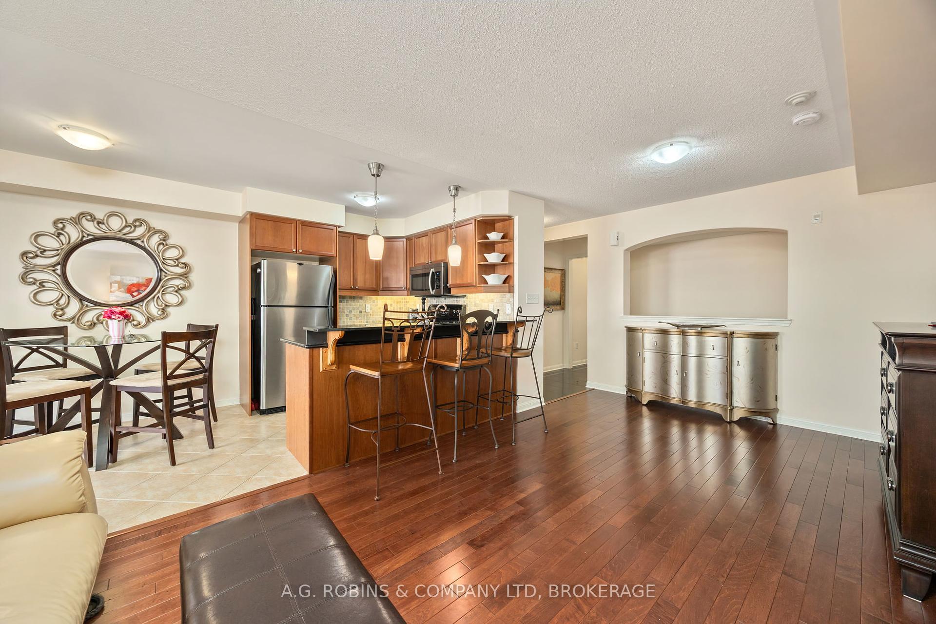 3 Bedrooms Condo at 595 Dundas, Mississauga For sale