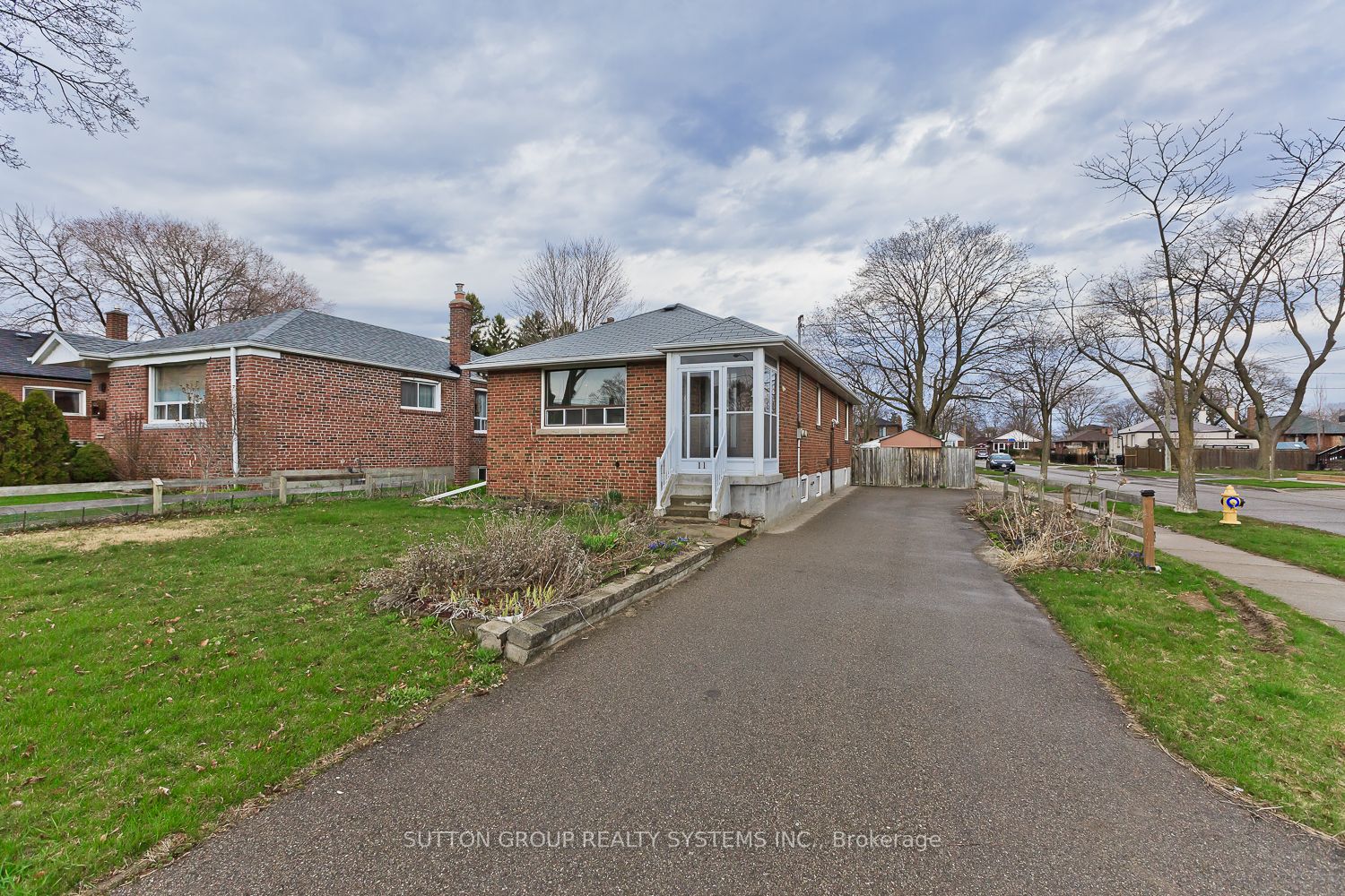 11 Helsby Crescent, Toronto, ON M8W 4V7