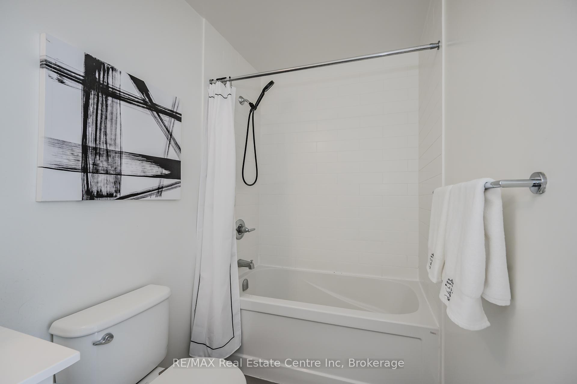 2 Bedrooms Condo at 18 Rean, Toronto For sale