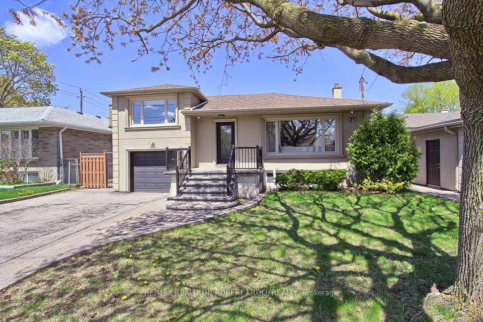 154 Brighton Avenue, Toronto, ON M3H 4E2