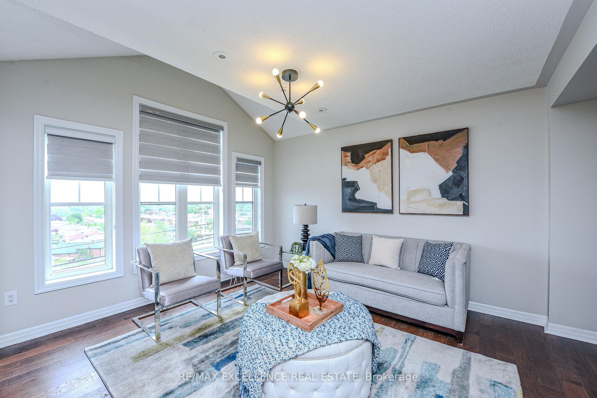 3 Bedrooms Condo at 599 Dundas, Mississauga For sale