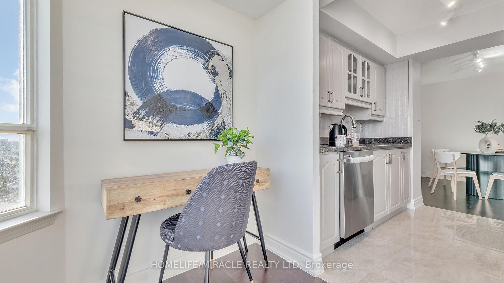 3 Bedrooms Condo at 550 Webb, Mississauga For sale