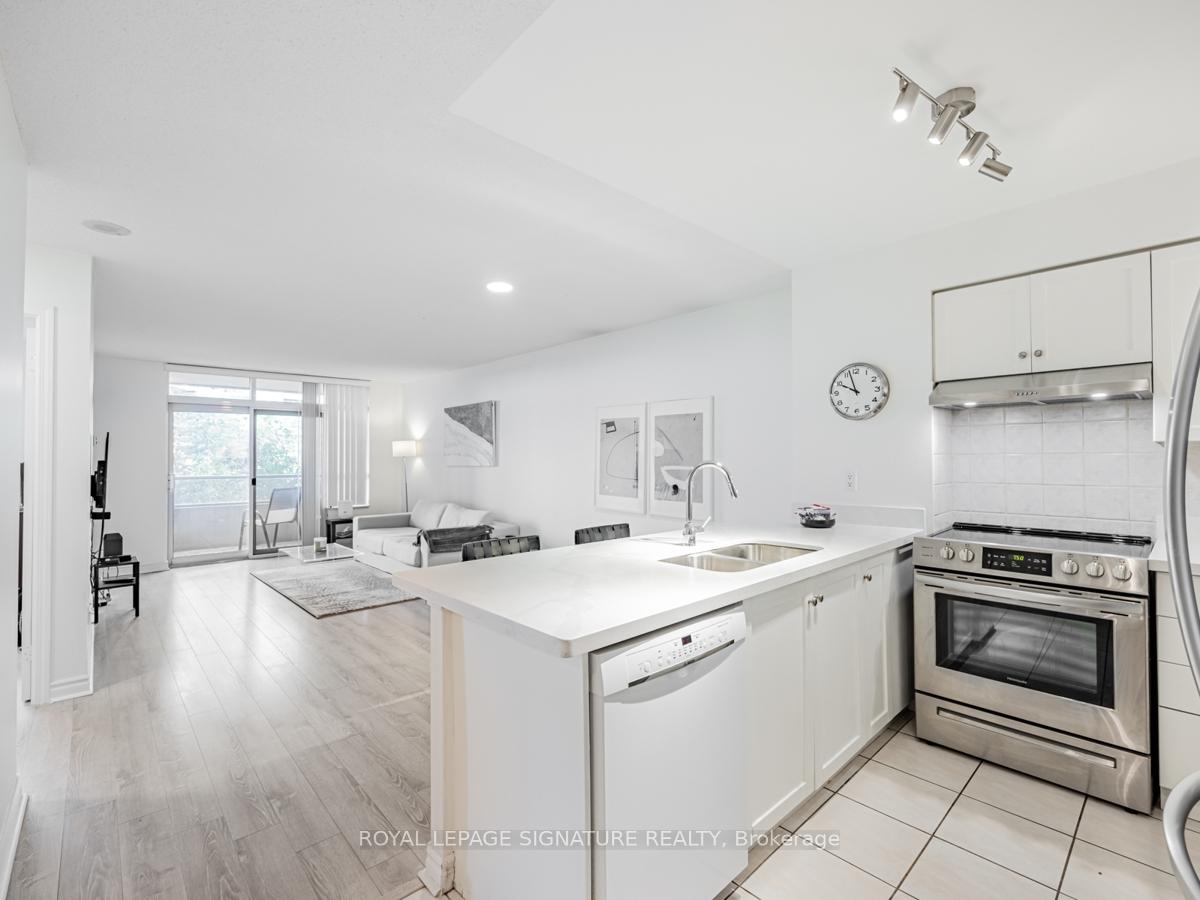2 Bedrooms Condo at 35 Kingsbridge Garden, Mississauga For sale