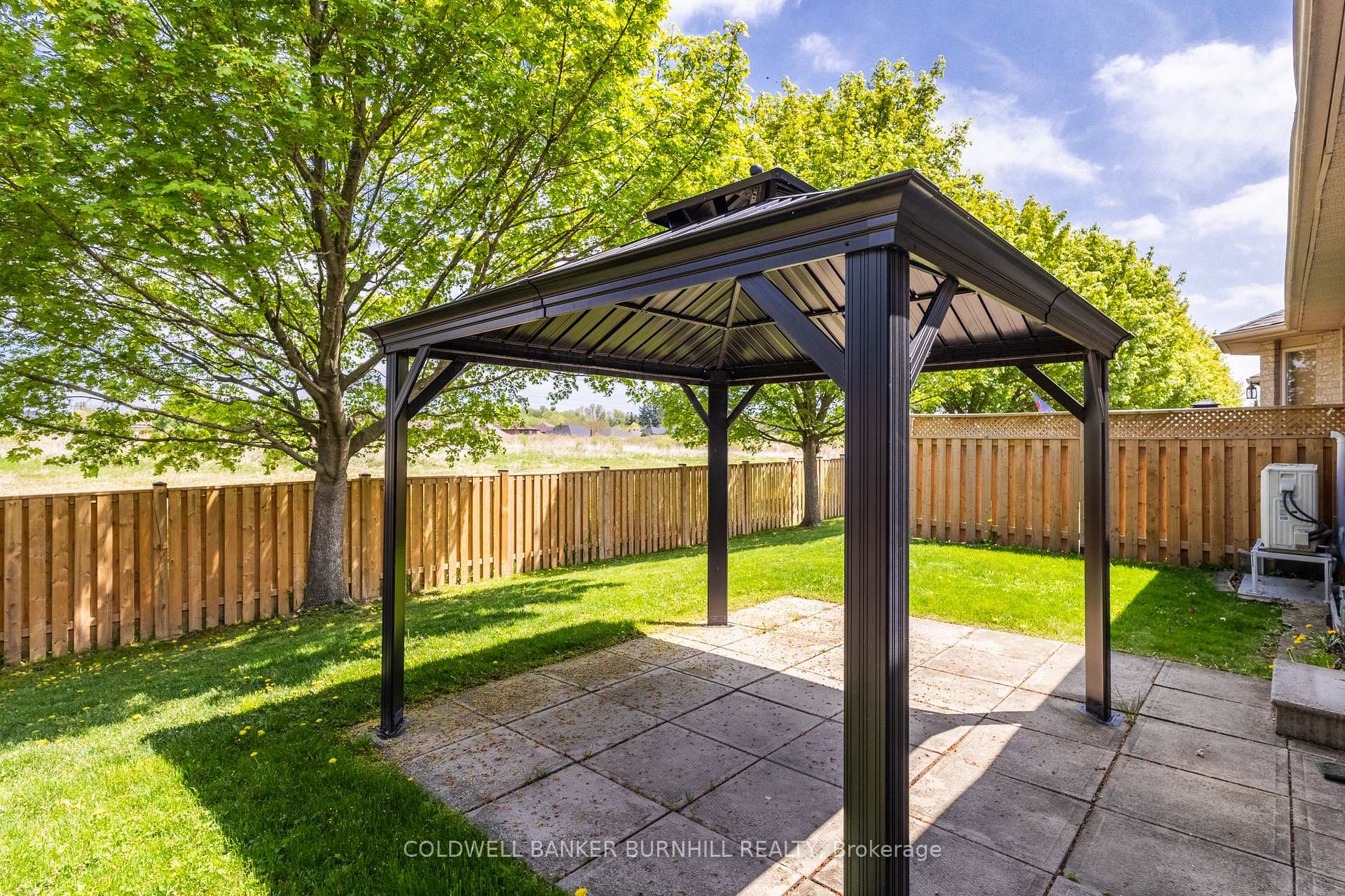 2 Bedrooms Condo at 56 Northern Breeze, Hamilton For sale