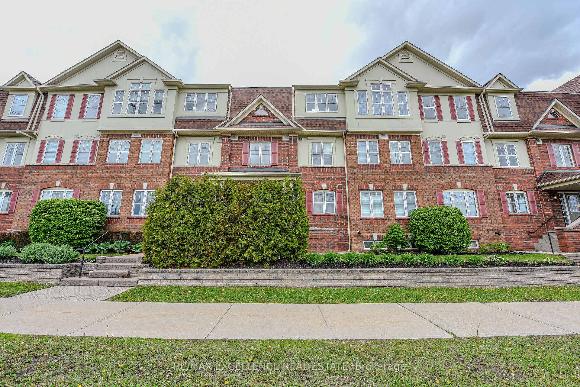 3 Bedrooms Condo at 599 Dundas, Mississauga For sale