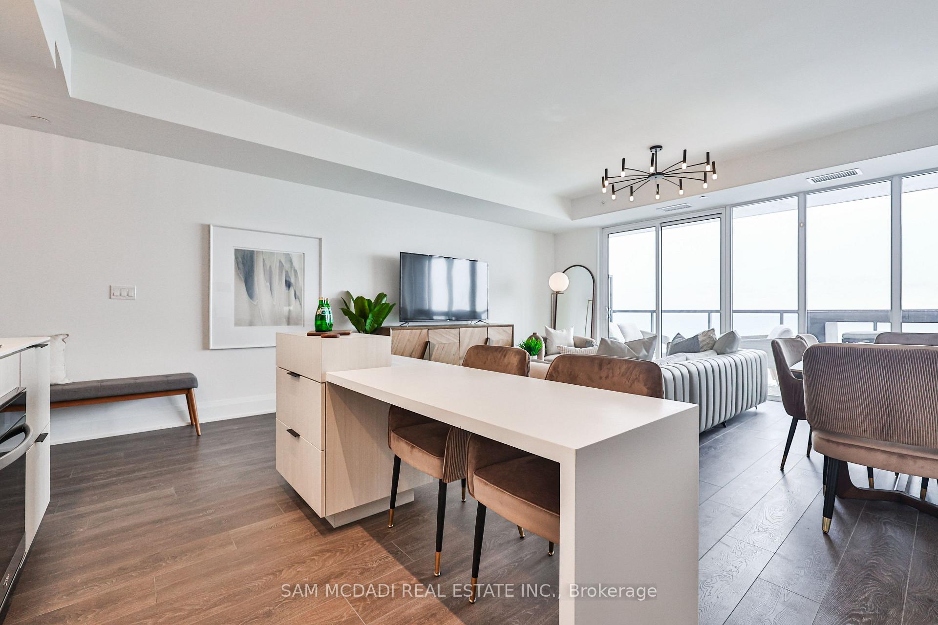 3 Bedrooms Condo at 370 Martha, Burlington For sale