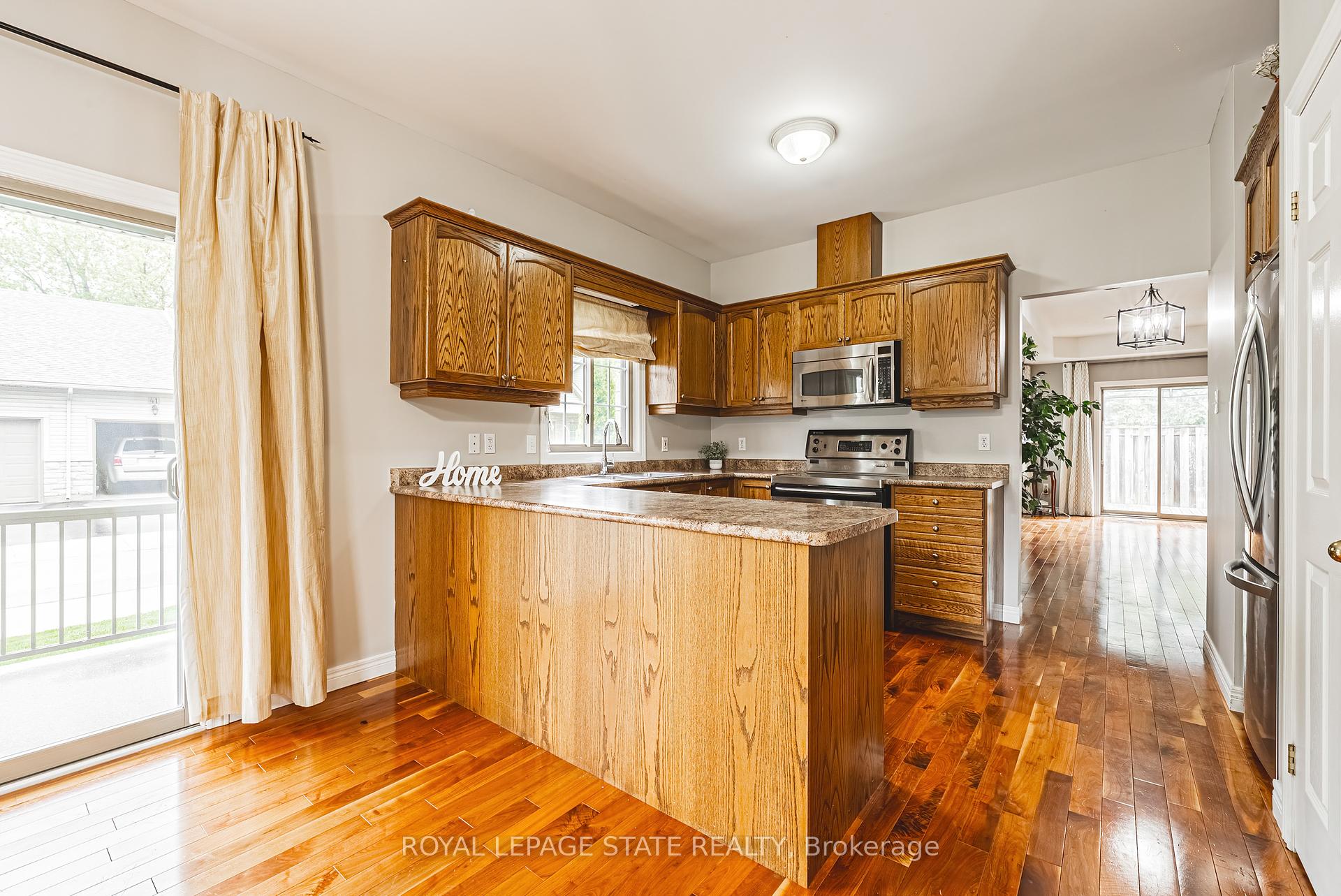 2 Bedrooms Condo at 130 Southbrook, Hamilton For sale