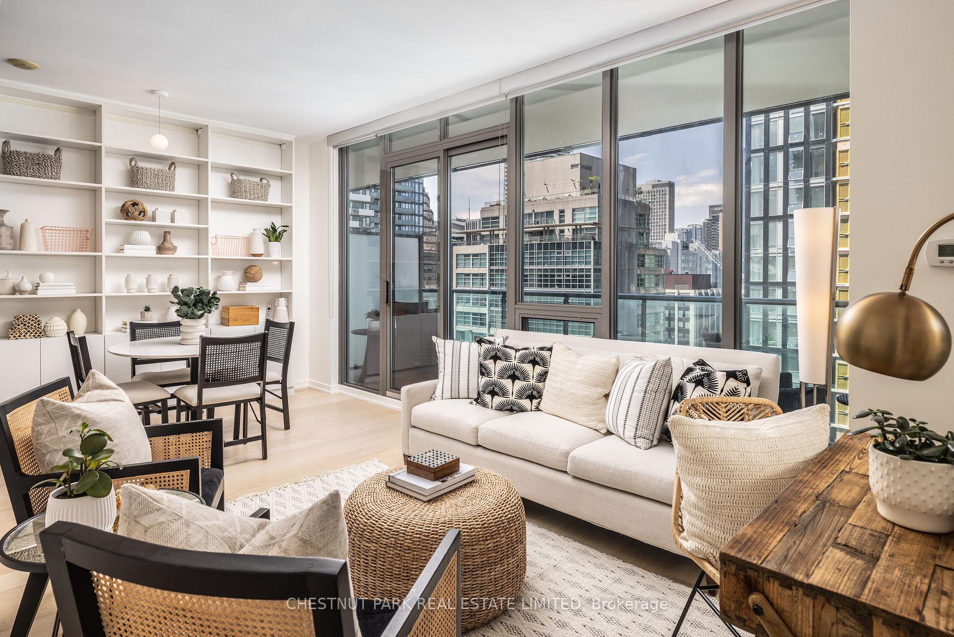 2 Bedrooms Condo at 33 Lombard, Toronto For sale