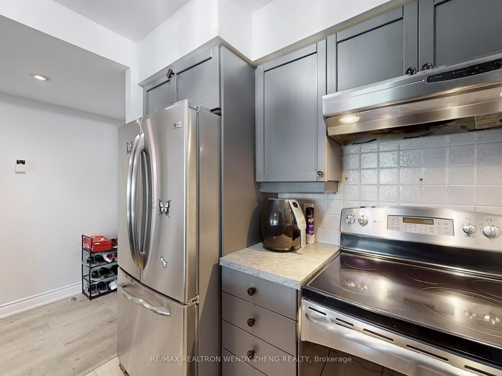 1 Bedroom Condo at 15 Greenview, Toronto For sale