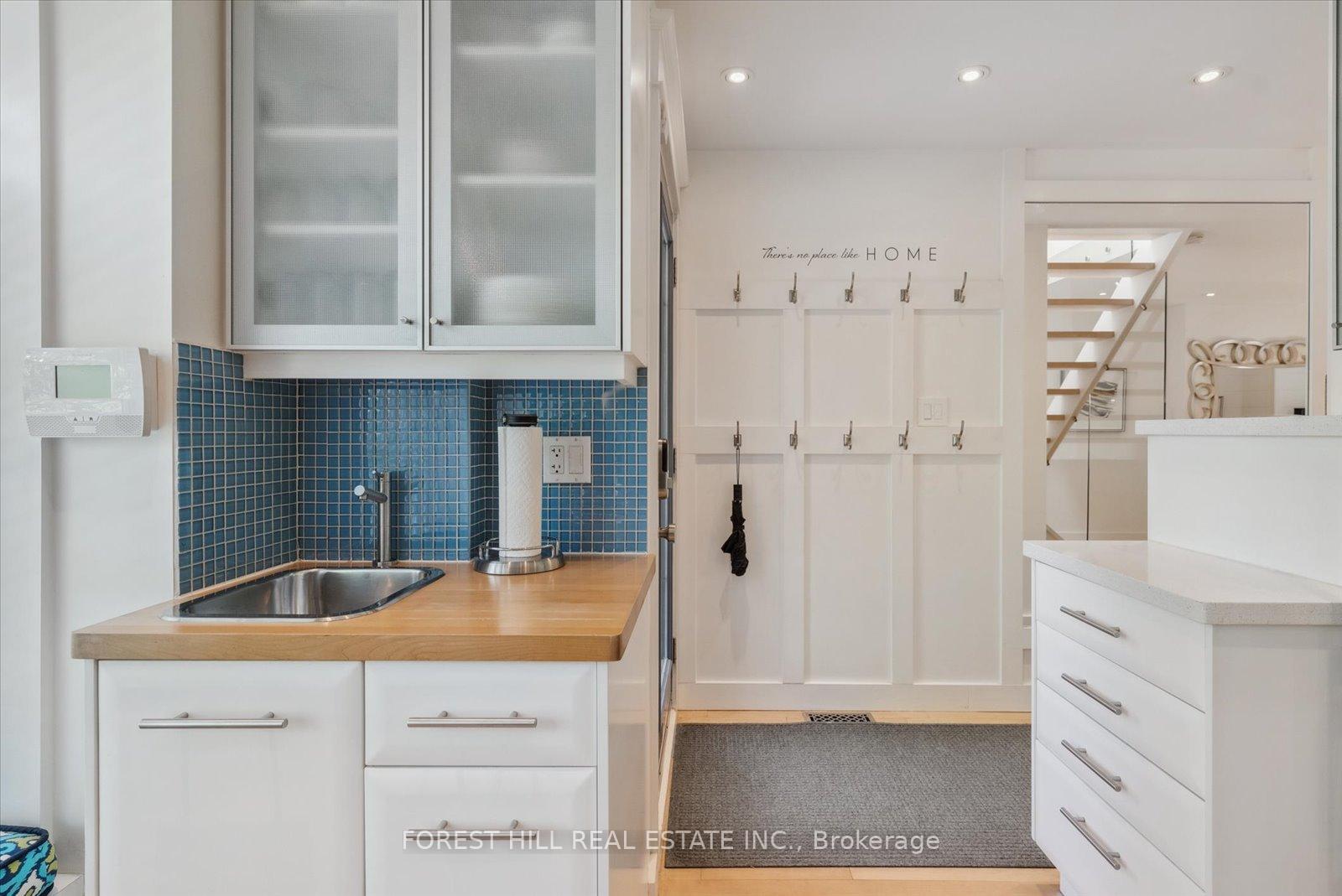 3 Bedrooms Condo at 10 Buller, Toronto For sale