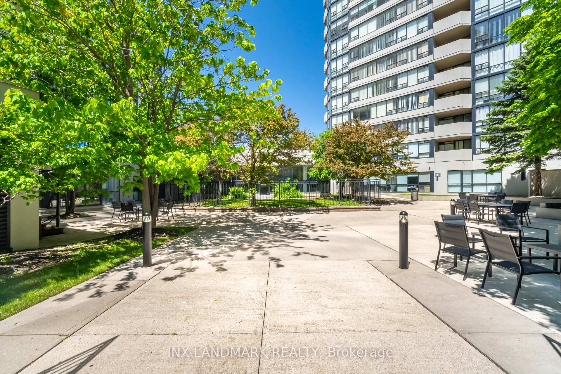 3 Bedrooms Condo at 330 Rathburn, Mississauga For sale