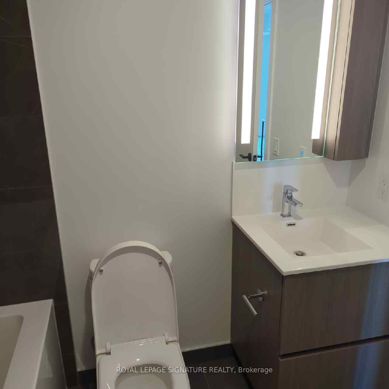 215 Lakeshore Road W, #334