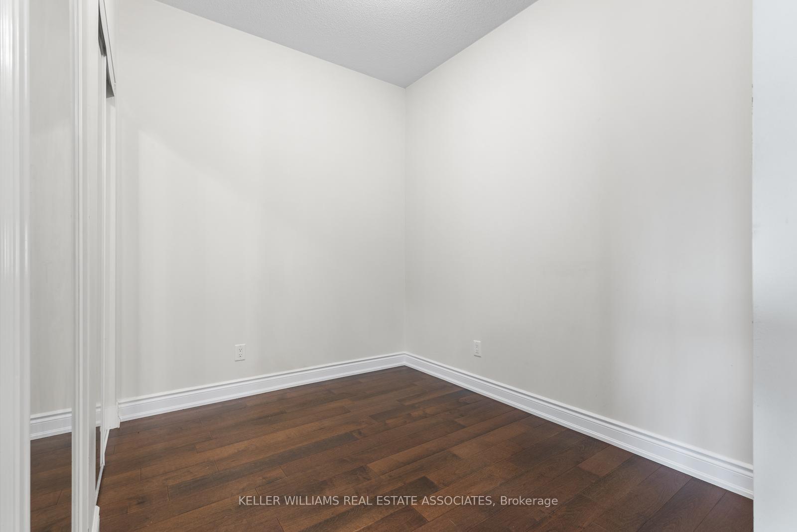2 Bedrooms Condo at 3170 Erin Mills, Mississauga For sale