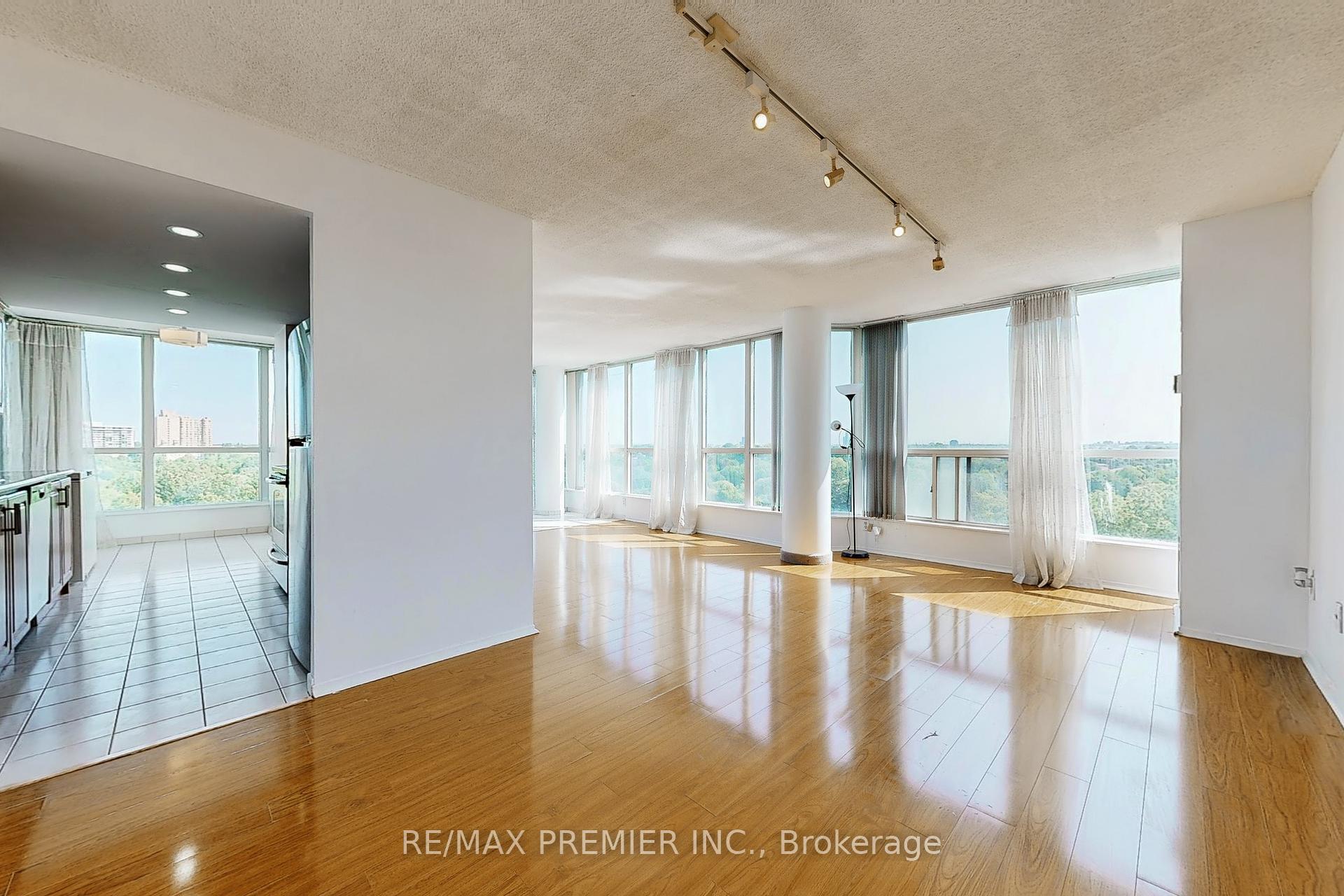 3 Bedrooms Condo at 1 Rowntree, Toronto For sale
