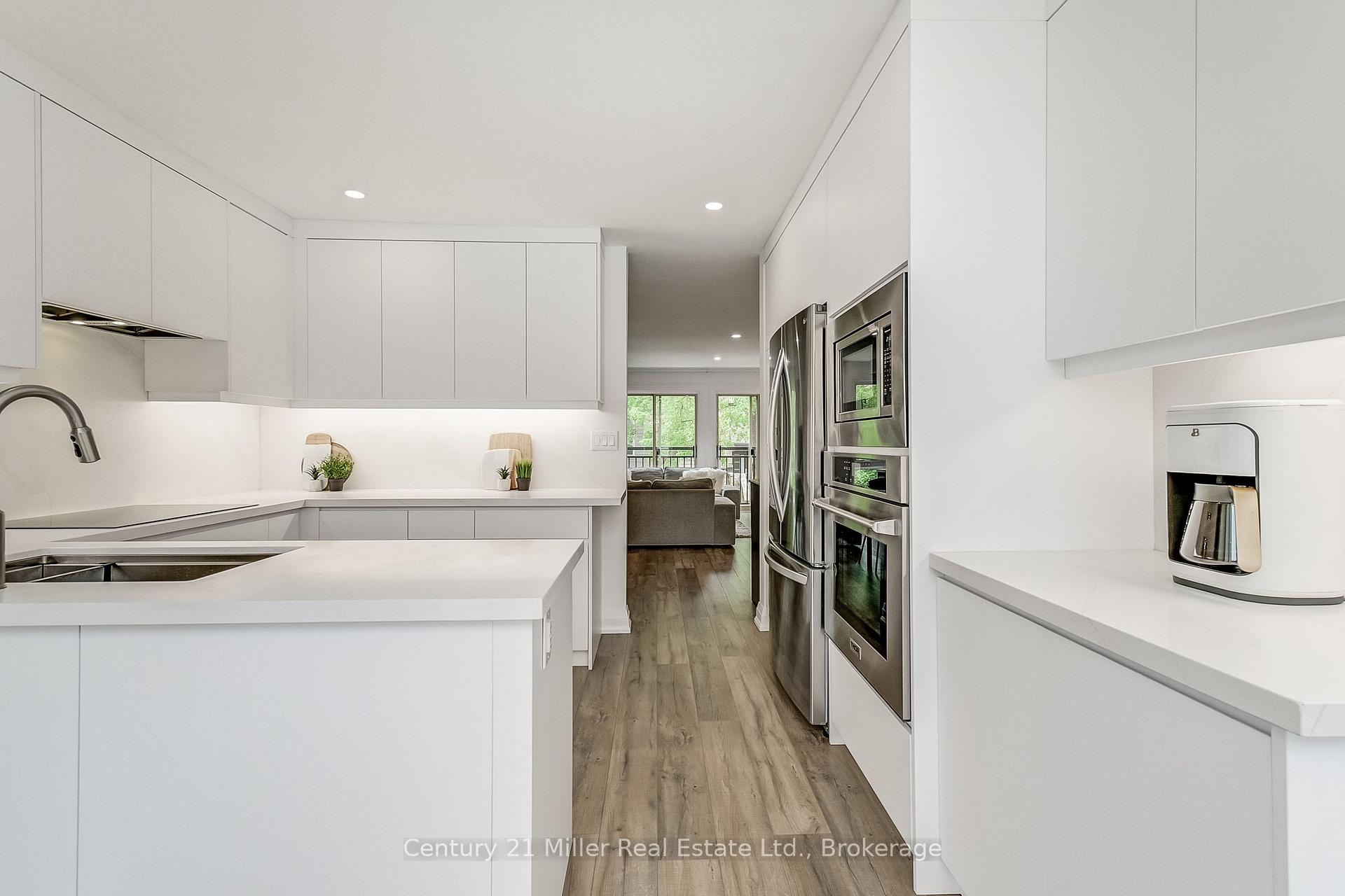 3 Bedrooms Condo at 1120 Queens, Oakville For sale