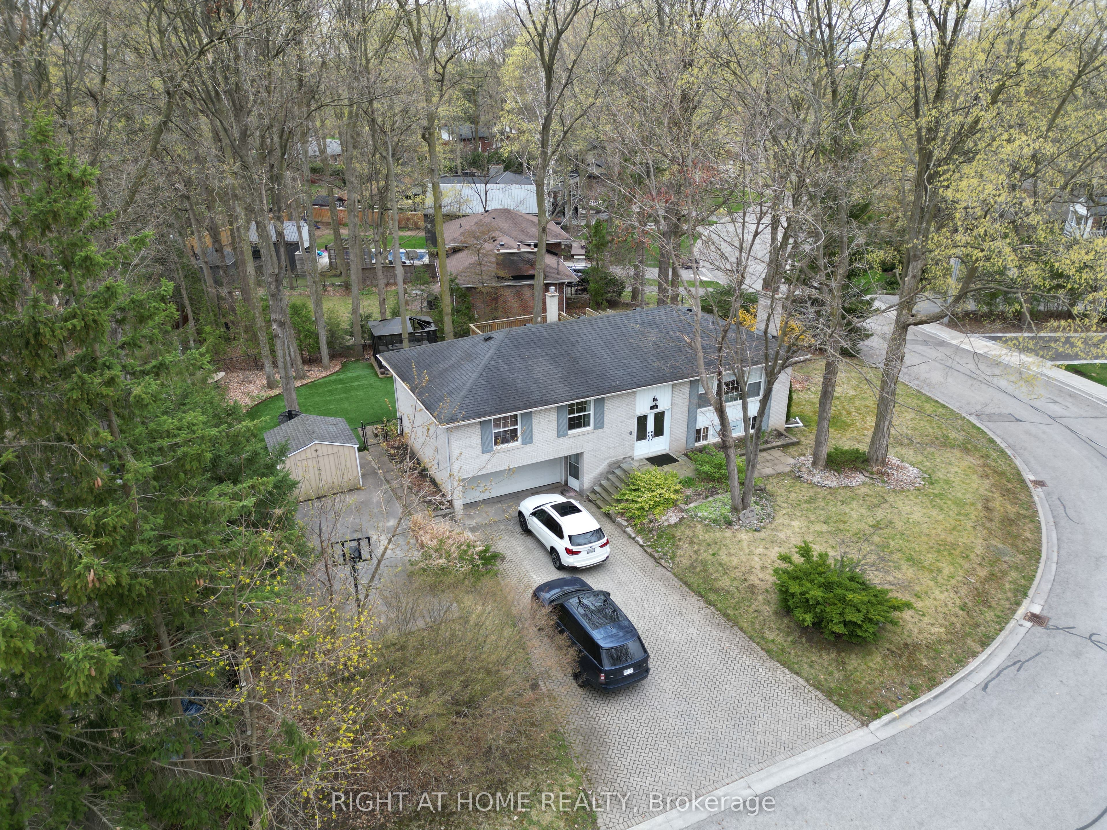 190 Beechwood Crescent, Newmarket, ON L3Y 1W3