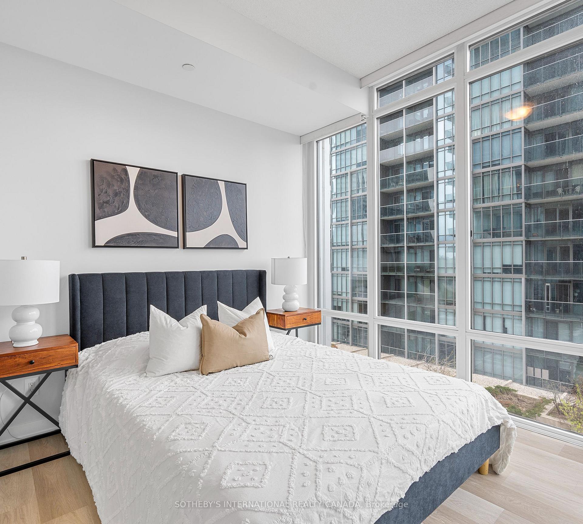 3 Bedrooms Condo at 88 Park Lawn, Toronto For sale