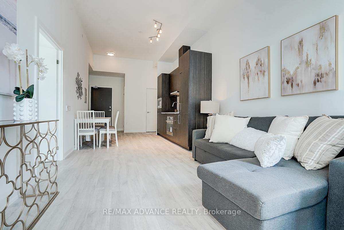 2 Bedrooms Condo at 7 Golden Lion, Toronto For sale