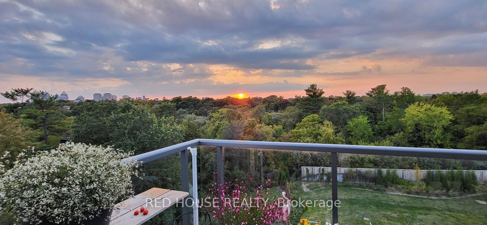 3 Bedrooms Condo at 25 Adra Grado, Toronto For sale
