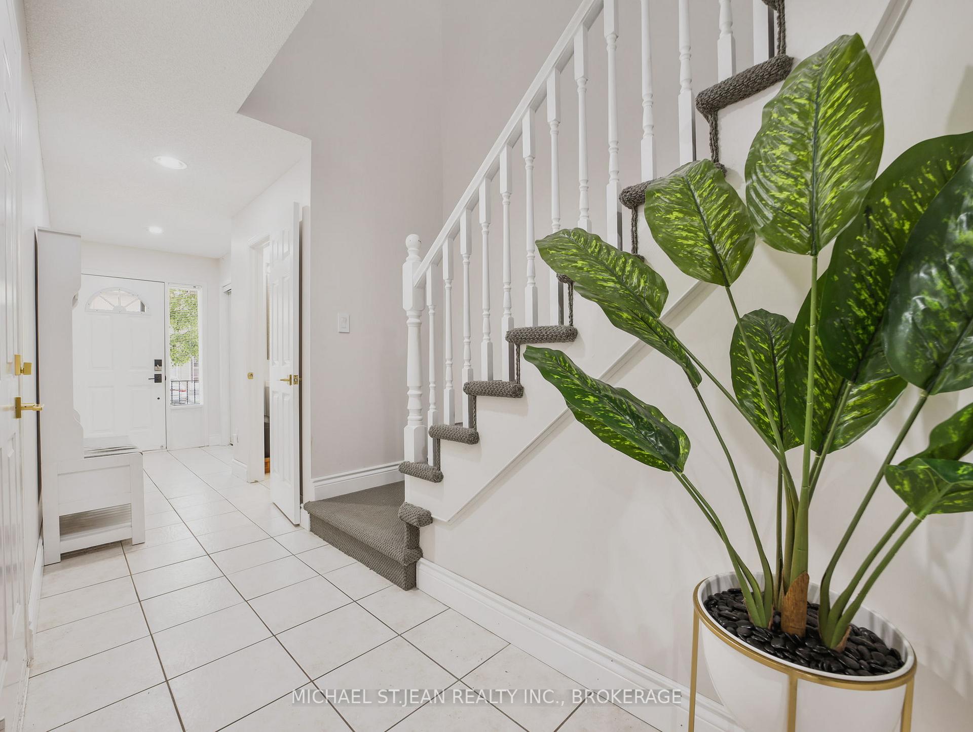 3 Bedrooms Condo at 1889 Upper Wentworth, Hamilton For sale