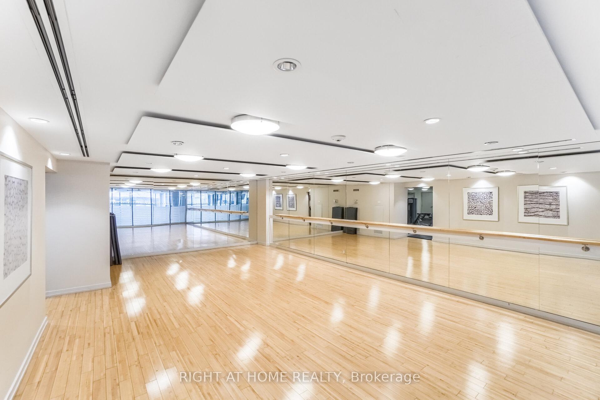 2 Bedrooms Condo at 225 Webb, Mississauga For sale
