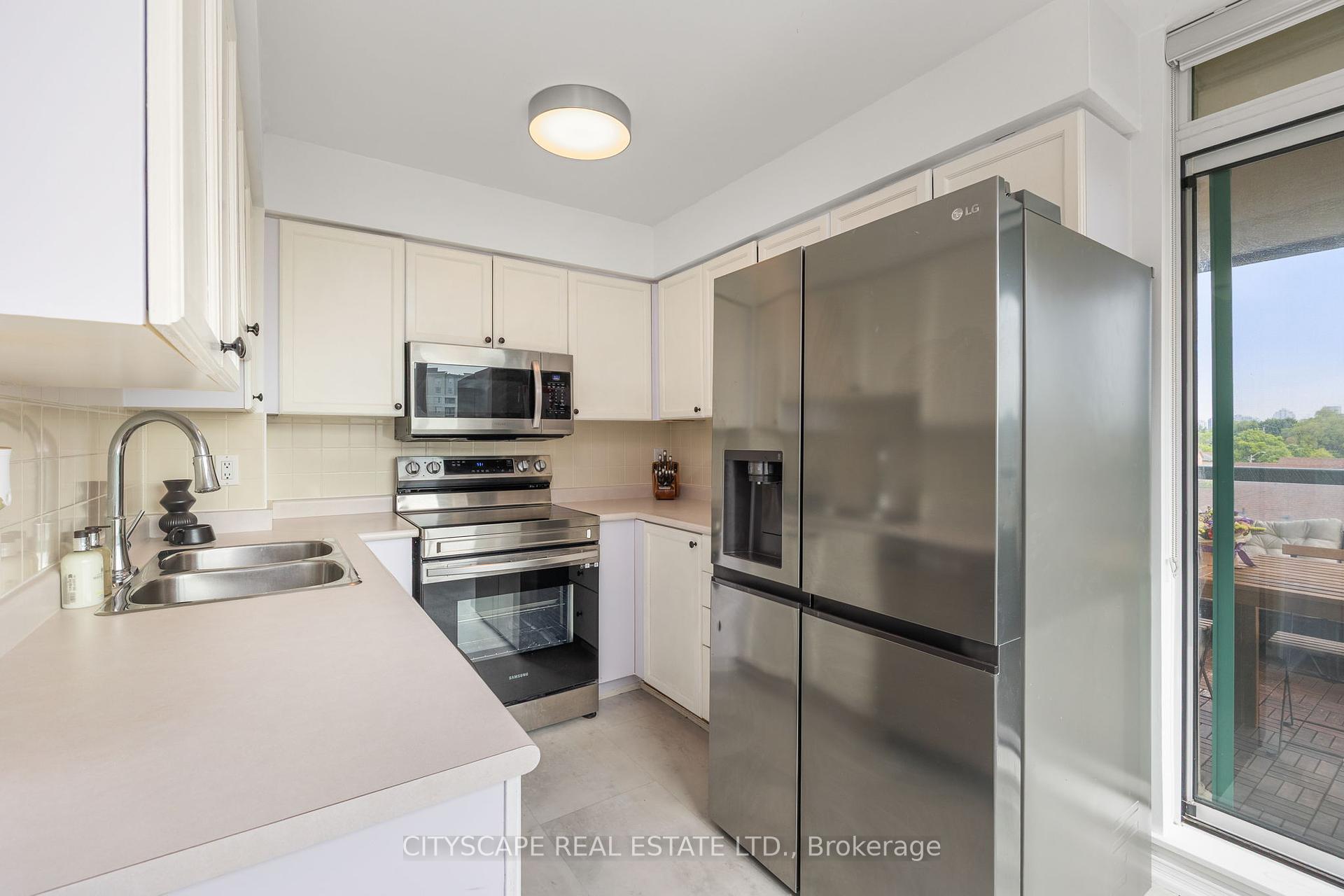 2 Bedrooms Condo at 5 Emerald, Vaughan For sale