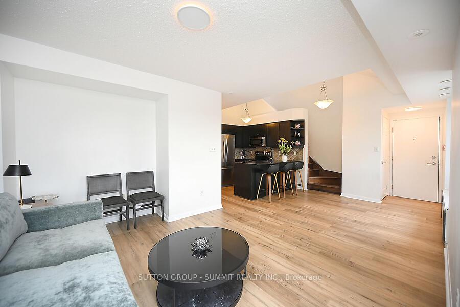 3 Bedrooms Condo at 633 DUNDAS,  Mississauga For sale