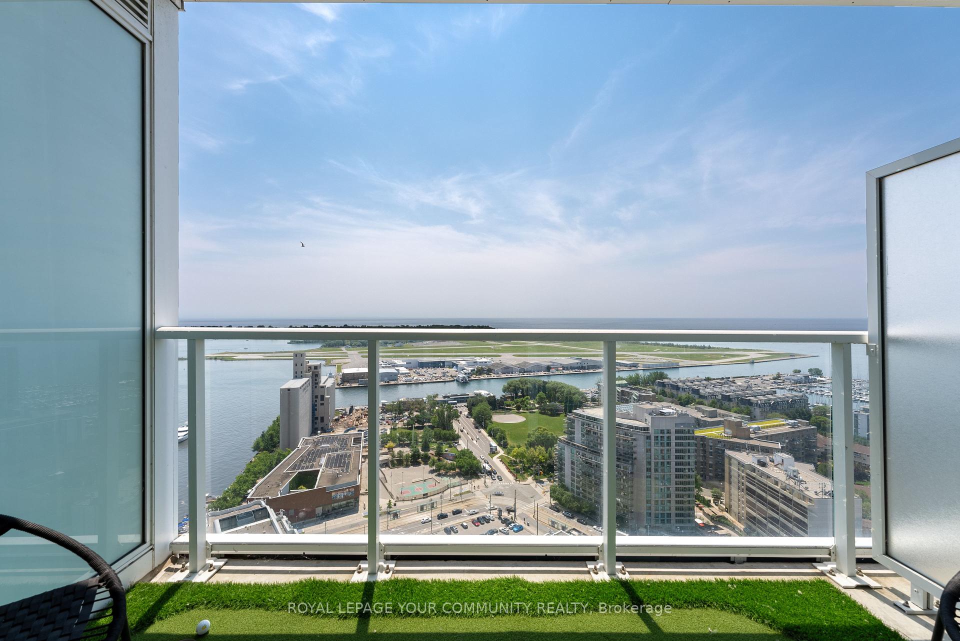 3 Bedrooms Condo at 17 Bathurst, Toronto For sale