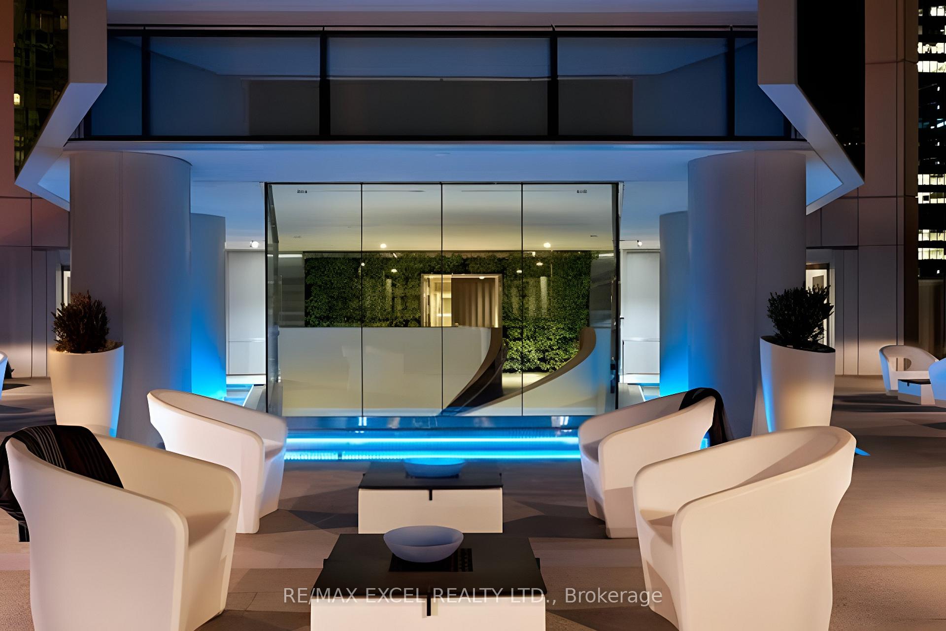 2 Bedrooms Condo at 10 York, Toronto For sale