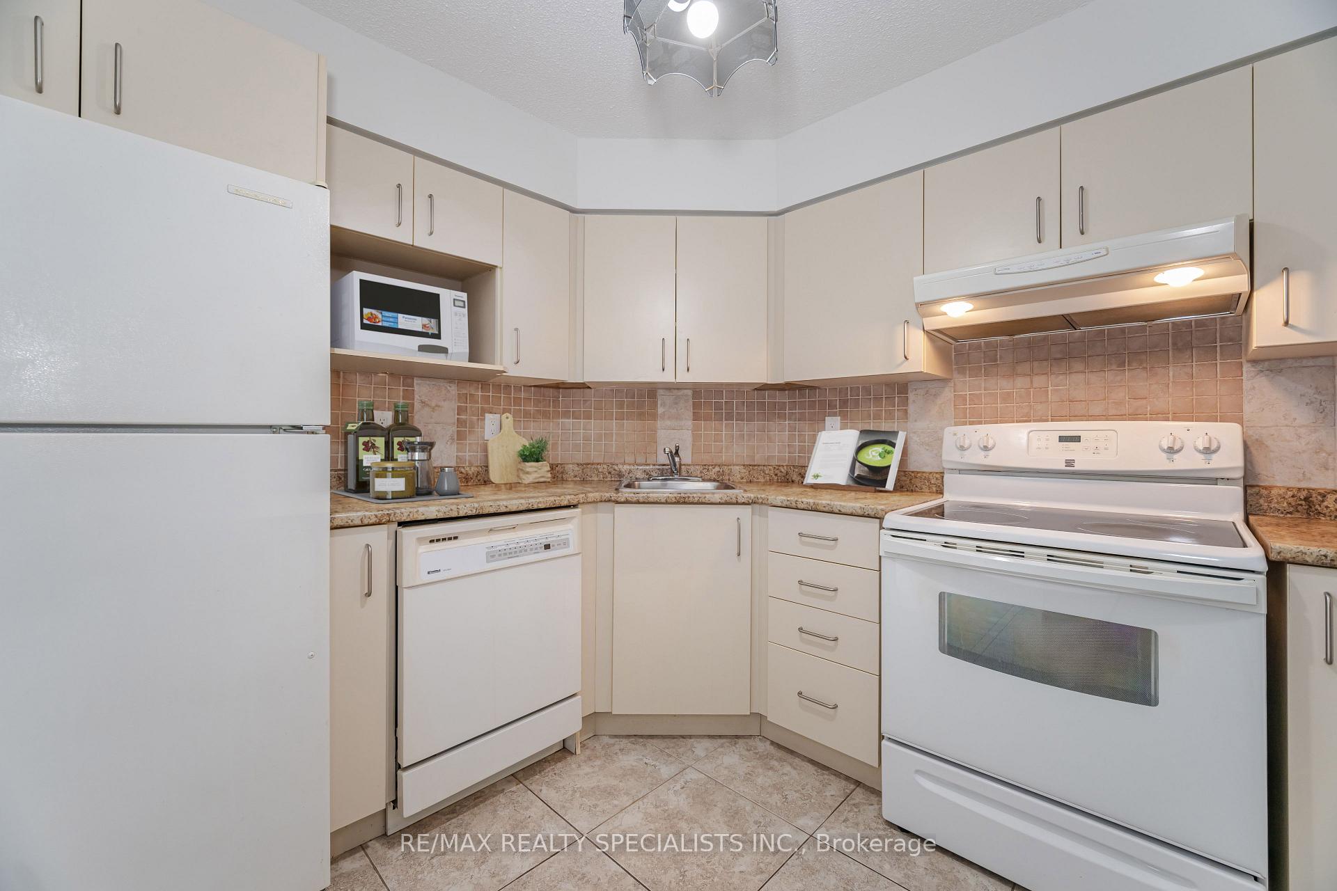 2 Bedrooms Condo at 61 Markbrook, Toronto For sale