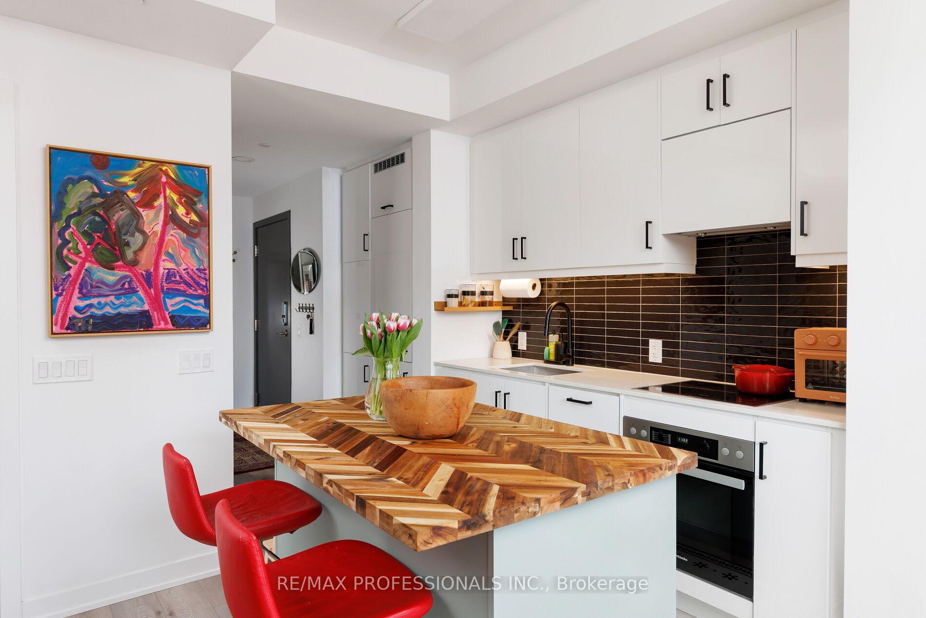 2 Bedrooms Condo at 9 Tecumseth,  Toronto For sale