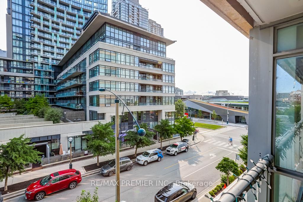 2 Bedrooms Condo at 10 Capreol, Toronto For sale