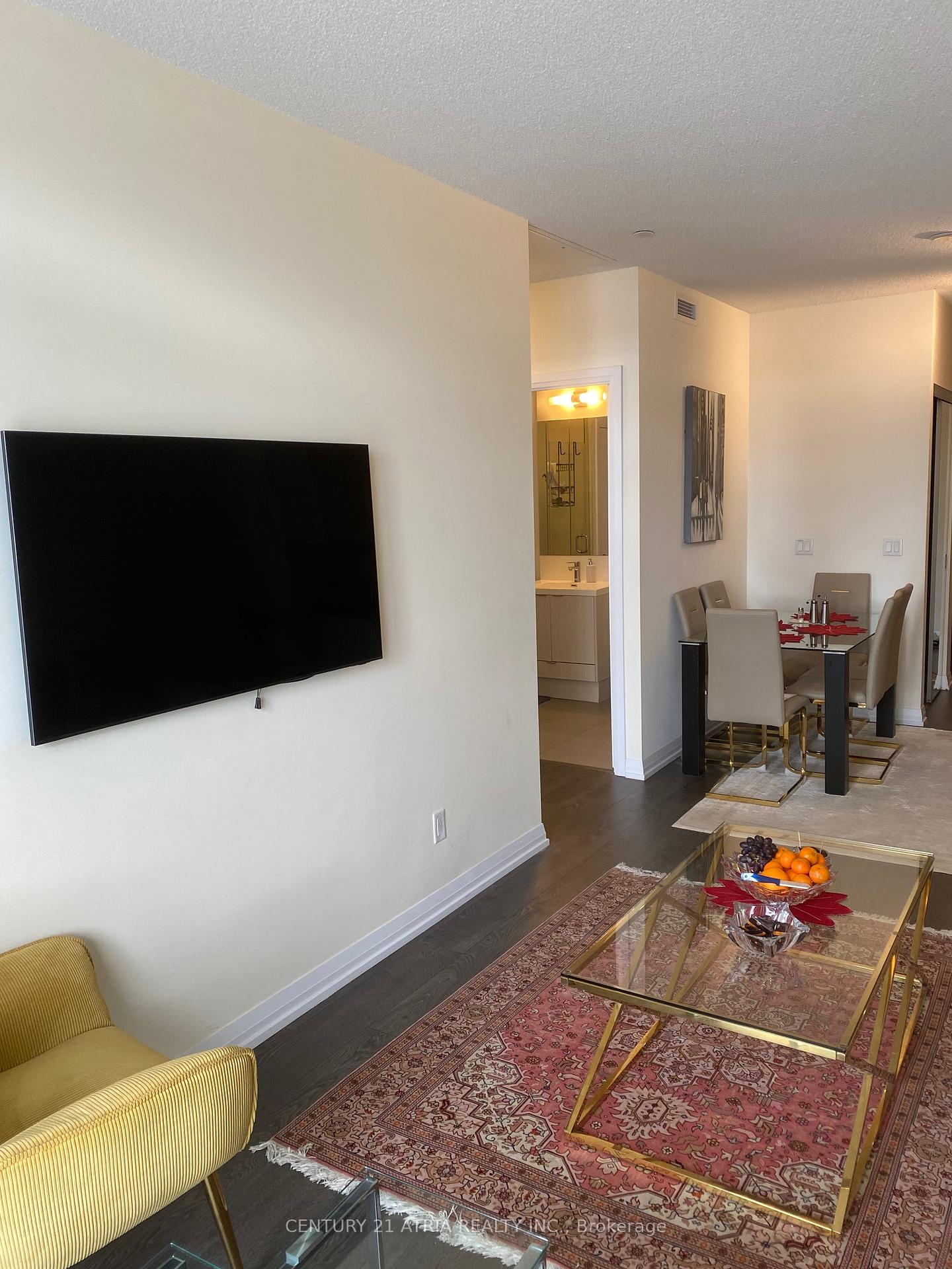 2 Bedrooms Condo at 101 Erskine, Toronto For sale