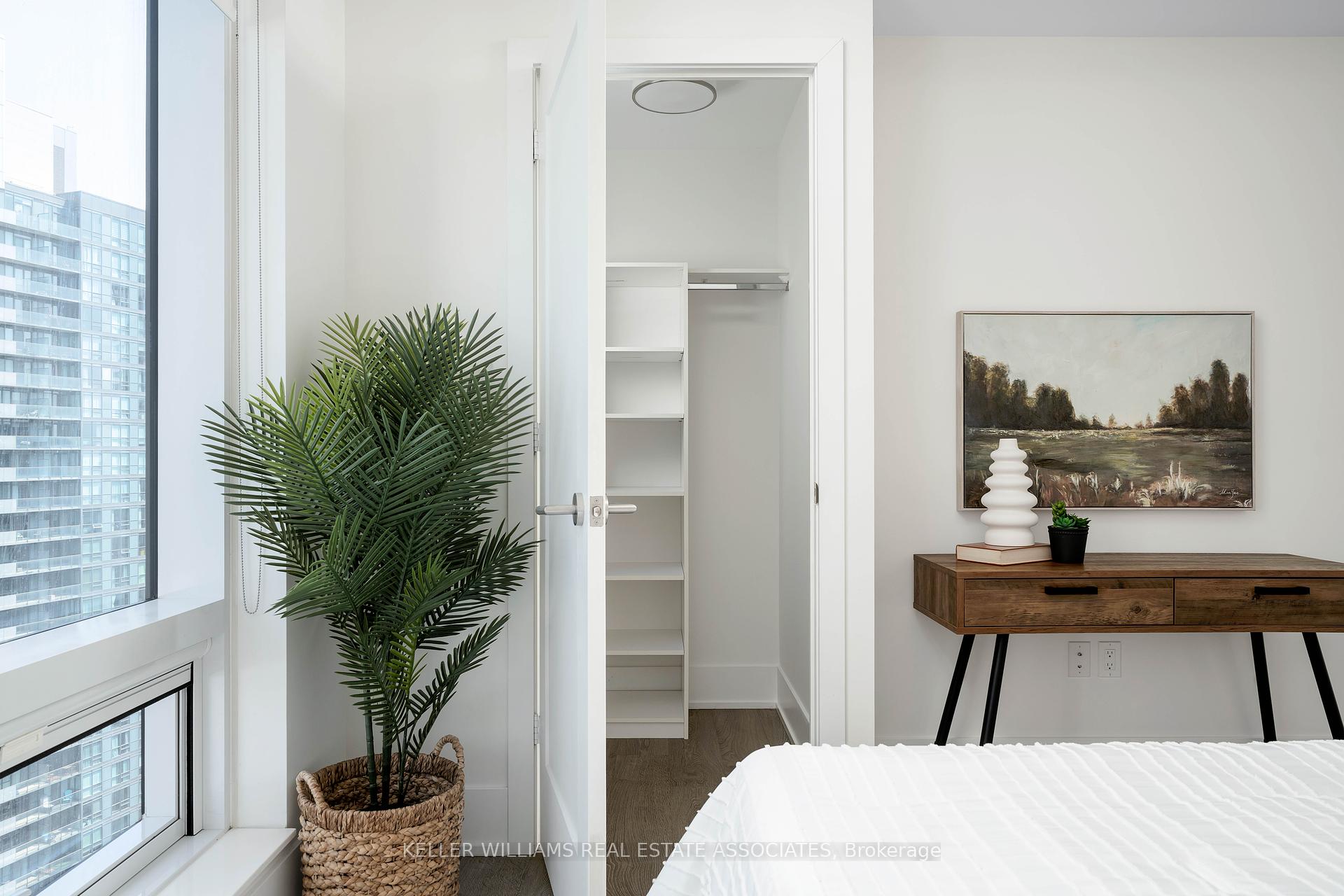 2 Bedrooms Condo at 10 York, Toronto For sale