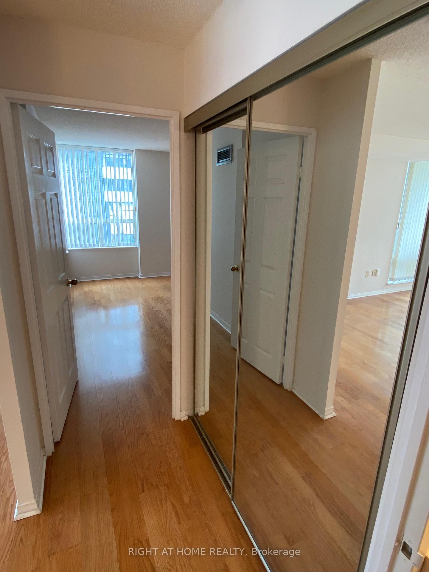3 Bedrooms Condo at 330 Rathburn, Mississauga For sale