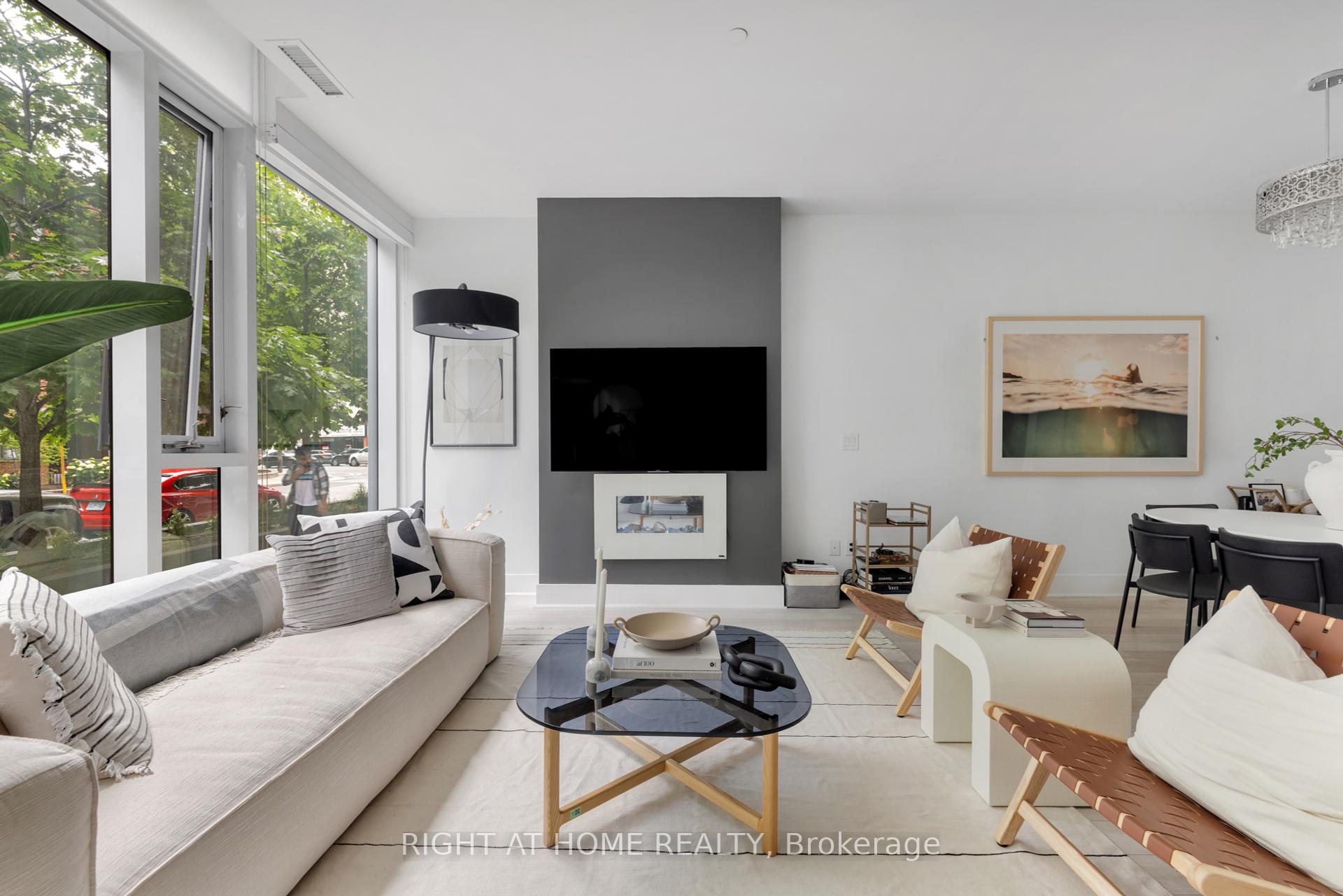 3 Bedrooms Condo at 32 Davenport, Toronto For sale