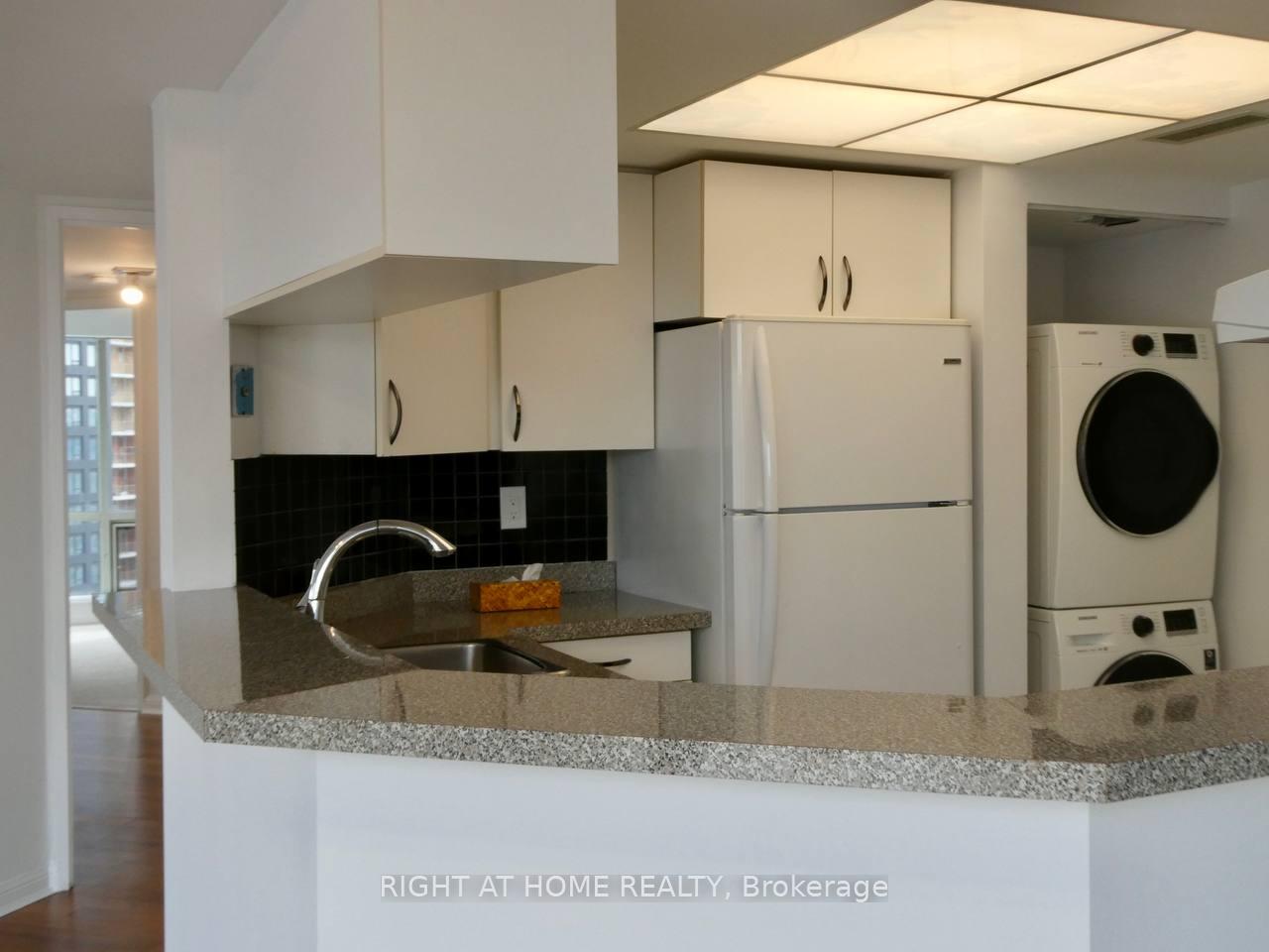 2 Bedrooms Condo at 1001 Bay, Toronto For sale