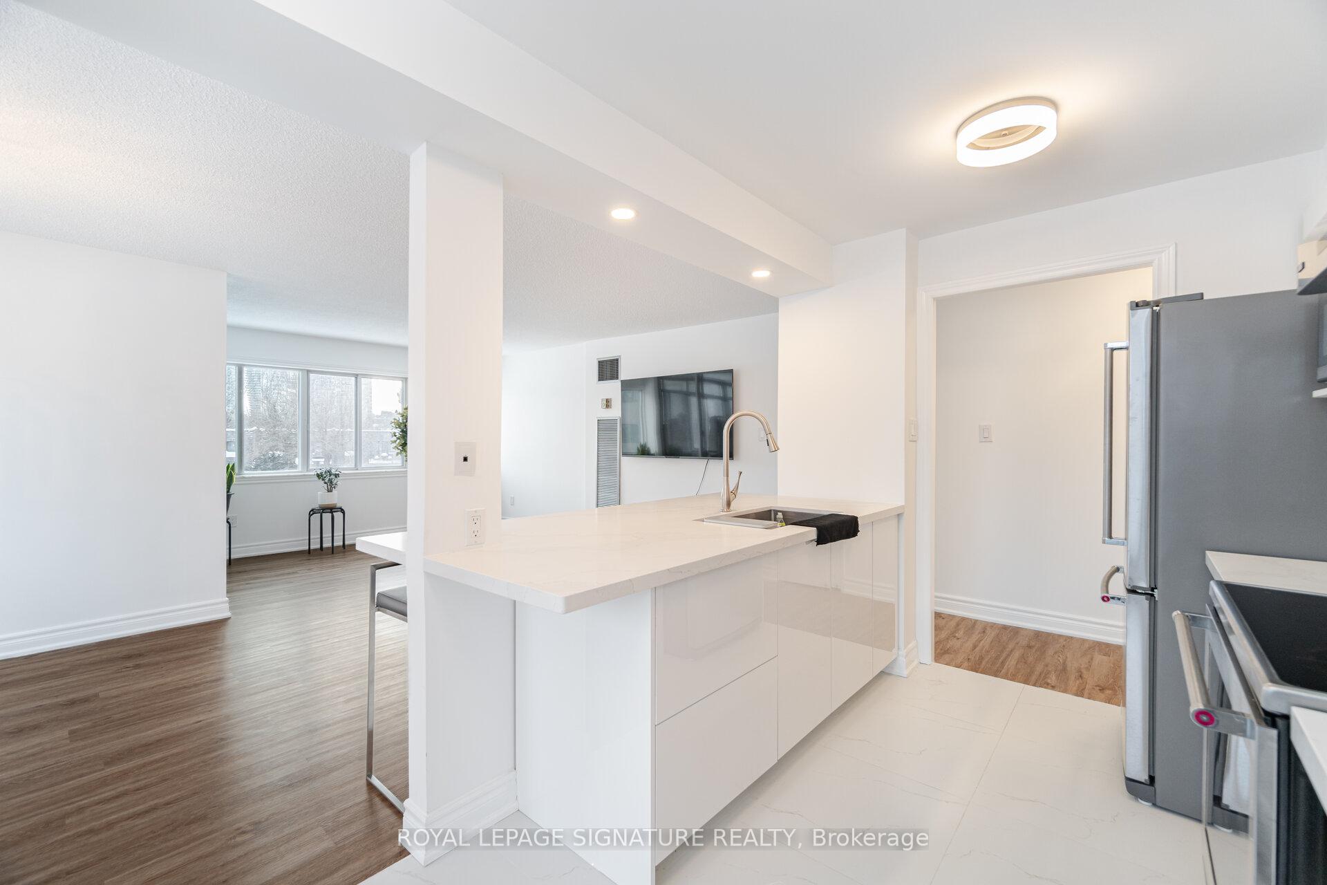 4 Bedrooms Condo at 1300 Mississauga Valley,  Mississauga For sale