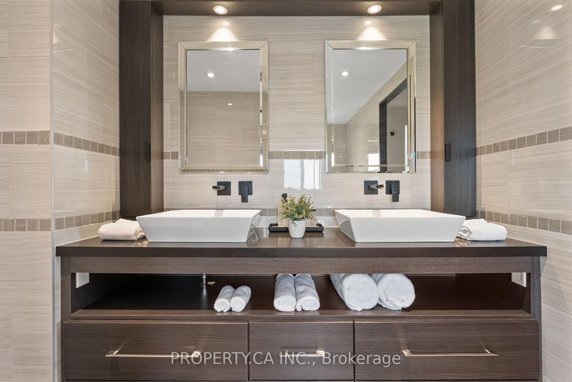3 Bedrooms Condo at 40 Richview, Toronto For sale